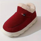 Chaussons en velours rouge avec doublure en peluche beige et semelle épaisse, parfaits pour apporter chaleur et confort à vos pieds cet hiver.