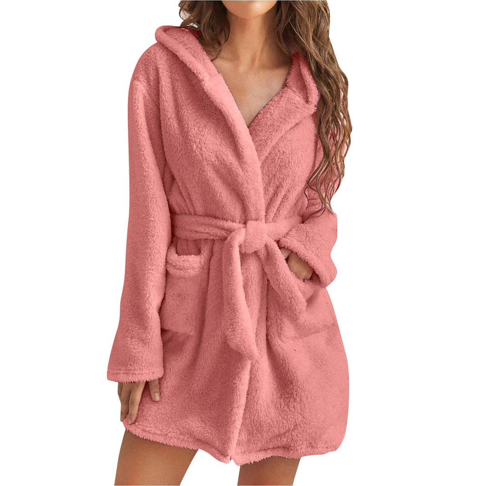 Peignoir femme Fanny rose, chaud et confortable, en tissu moelleux avec capuche, ceinture à nouer et poches, coupe mi-cuisse.