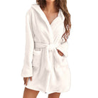 Peignoir femme Fanny blanc, chaud et confortable, en tissu moelleux avec capuche, ceinture à nouer et poches, coupe mi-cuisse.