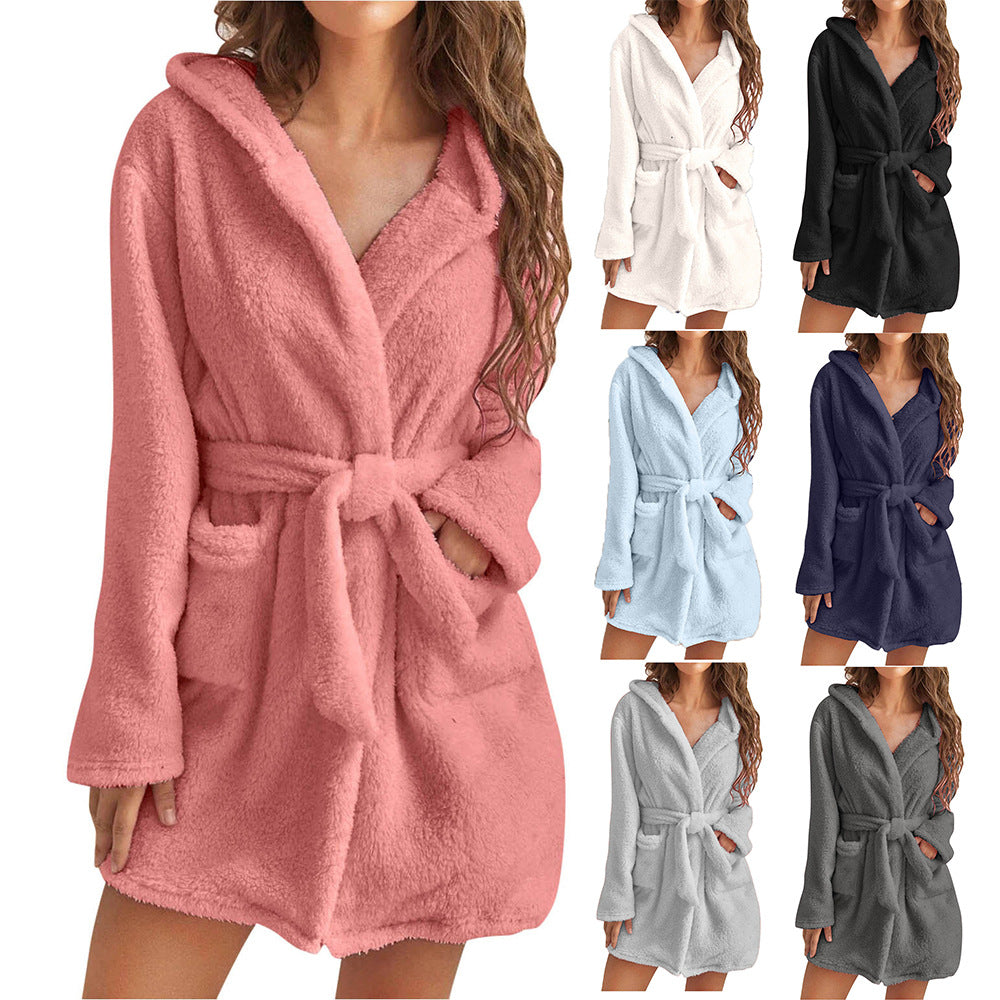 Peignoir femme Fanny chaud et confortable, à capuche avec ceinture à nouer et poches, présenté en plusieurs coloris rose, blanc, noir, bleu clair, bleu marine, gris.