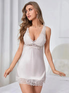 Modèle féminin portant la nuisette "Fantine", une pièce élégante et raffinée en satin beige clair avec délicate dentelle blanche. Décolleté en V souligné par une finition en dentelle florale, offrant un look séduisant et confortable, parfait pour les nuits romantiques.