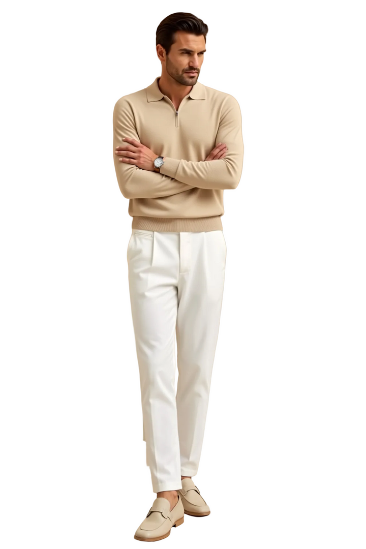 Homme portant un polo zip beige avec un col classique, associé à un pantalon blanc élégant. Un look moderne et raffiné, parfait pour un style quotidien alliant confort et sophistication.