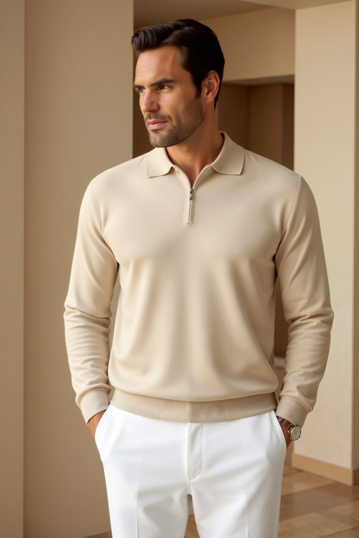 Homme portant un polo zip beige avec un col classique, accompagné d&