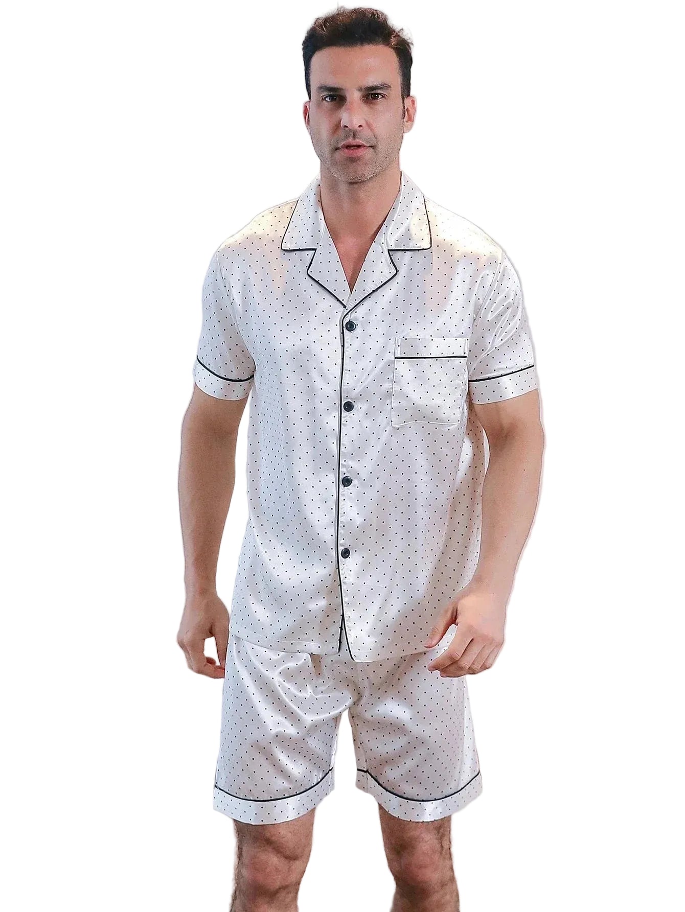 Homme debout portant le shorty satin pour homme Fernand, ensemble élégant et confortable composé d’une chemise à manches courtes boutonnée et d’un short assorti, en satin clair à pois fins avec liserés contrastés, offrant une allure raffinée et un confort idéal pour la maison ou la nuit.