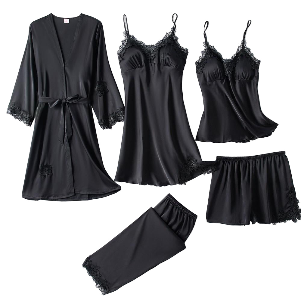 Ensemble de nuit pour femme composé de six pièces en satin noir : un kimono ceinturé à manches trois-quarts, une nuisette à bretelles fines, un débardeur avec dentelle, un short, un pantalon long et une culotte. Détails en dentelle délicate pour une touche élégante et féminine. Idéal pour des nuits confortables avec style.