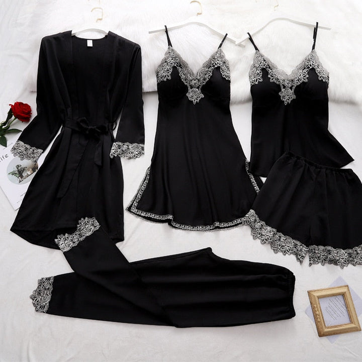 Ensemble de nuit satiné noir pour femme composé de six pièces : un kimono ceinturé, une nuisette, un débardeur, un short, un pantalon long et une culotte (hors cadre). Chaque pièce est élégamment décorée de dentelle blanche contrastante pour une touche raffinée. Parfait pour allier confort et style pendant la nuit.