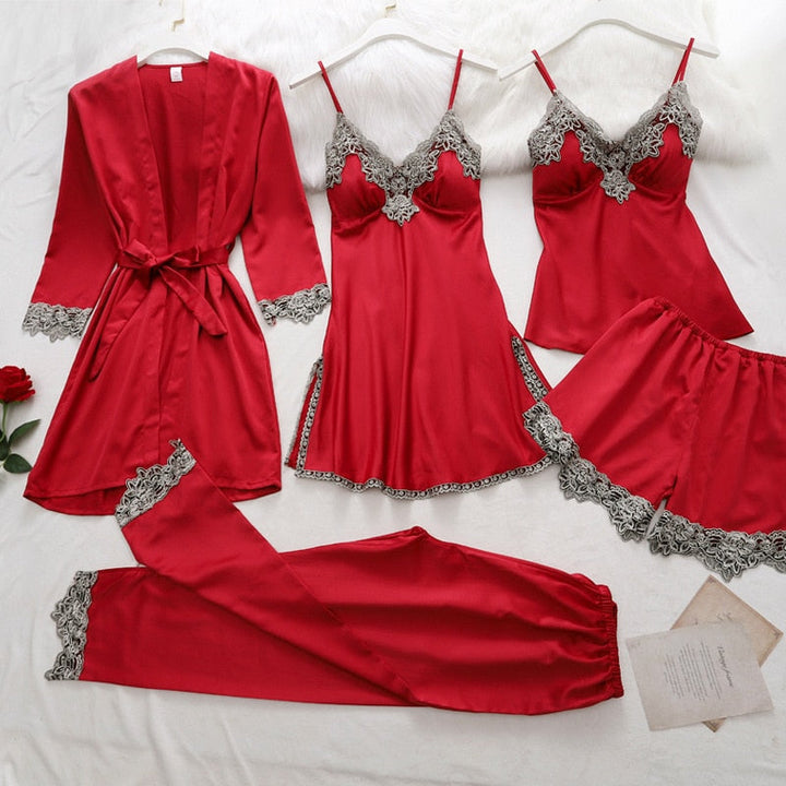 Ensemble de nuit pour femme en satin rouge avec finitions en dentelle beige, composé de six pièces : un kimono ceinturé, une nuisette à bretelles fines, un débardeur, un short, un pantalon long et une culotte (hors cadre). Conçu pour offrir élégance et confort durant la nuit ou les moments de détente.