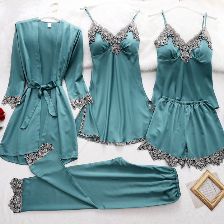 Ensemble de nuit pour femme en satin bleu-vert avec finitions en dentelle grise, composé de six pièces : un kimono ceinturé, une nuisette à fines bretelles, un débardeur, un short, un pantalon long et une culotte (hors cadre). Conçu pour allier confort et élégance durant vos nuits ou moments de détente à la maison.