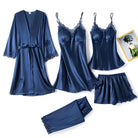 Ensemble de nuit pour femme en satin bleu marine, composé de six pièces : un kimono ceinturé à manches longues, une nuisette à fines bretelles, un débardeur, un short, un pantalon long et une culotte (hors cadre). Détails en dentelle ton sur ton pour une finition élégante et raffinée. Parfait pour des nuits douces avec style.