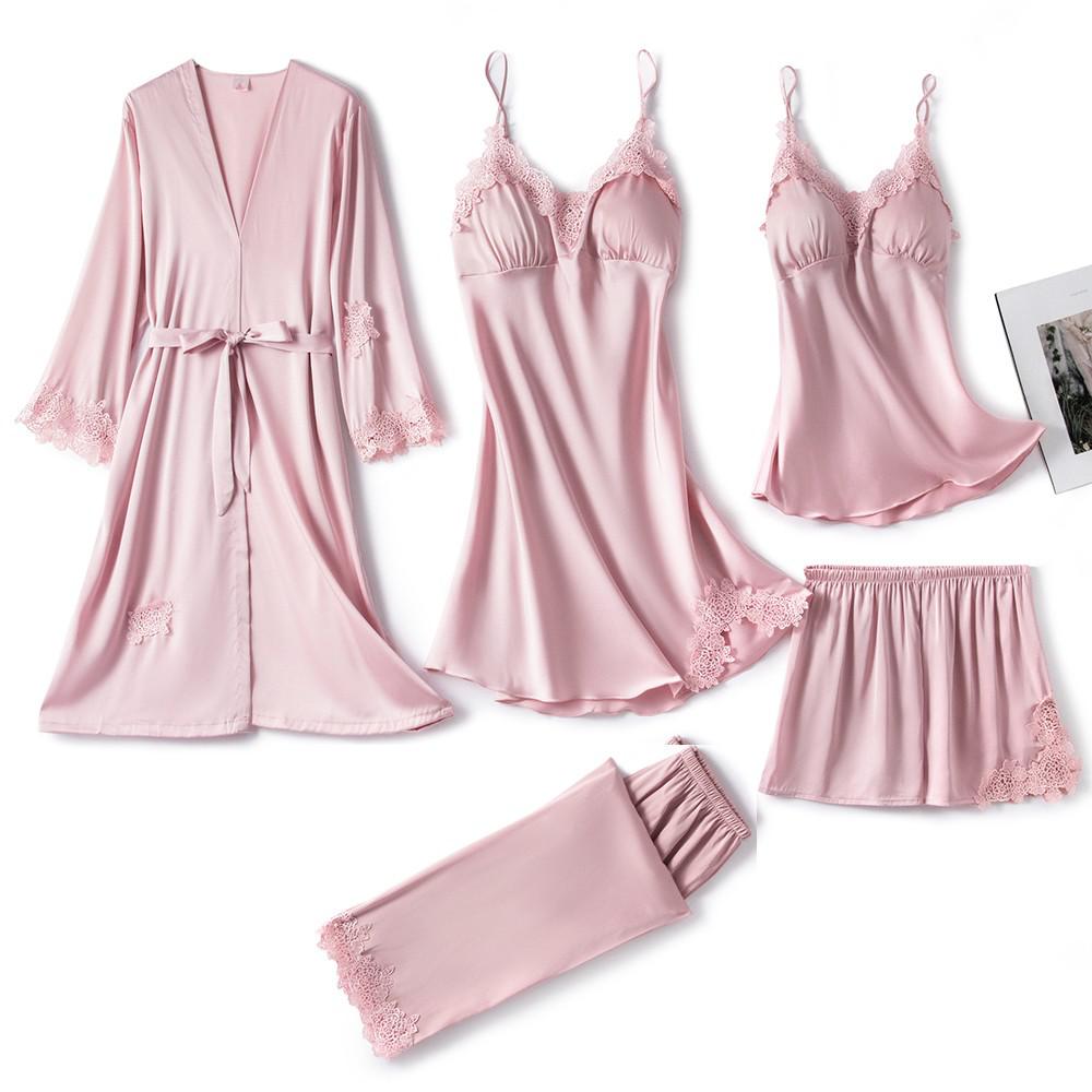 Ensemble de nuit pour femme en satin rose poudré avec finitions en dentelle grise, composé de six pièces : un kimono ceinturé, une nuisette à fines bretelles, un débardeur, un short, un pantalon long et une culotte (hors cadre). Design raffiné et confortable, parfait pour des nuits élégantes ou des instants de détente à la maison.