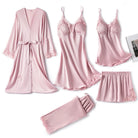 Ensemble de nuit pour femme en satin rose poudré avec finitions en dentelle grise, composé de six pièces : un kimono ceinturé, une nuisette à fines bretelles, un débardeur, un short, un pantalon long et une culotte (hors cadre). Design raffiné et confortable, parfait pour des nuits élégantes ou des instants de détente à la maison.