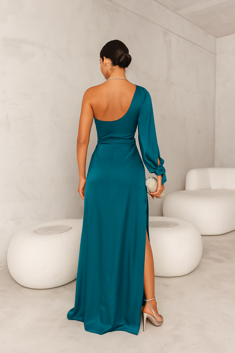 Vue arrière de la robe longue Fifi pour femme, en satin bleu émeraude, avec une coupe asymétrique à une épaule et une fente élégante sur le côté. Une robe sophistiquée, parfaite pour les soirées et événements spéciaux.