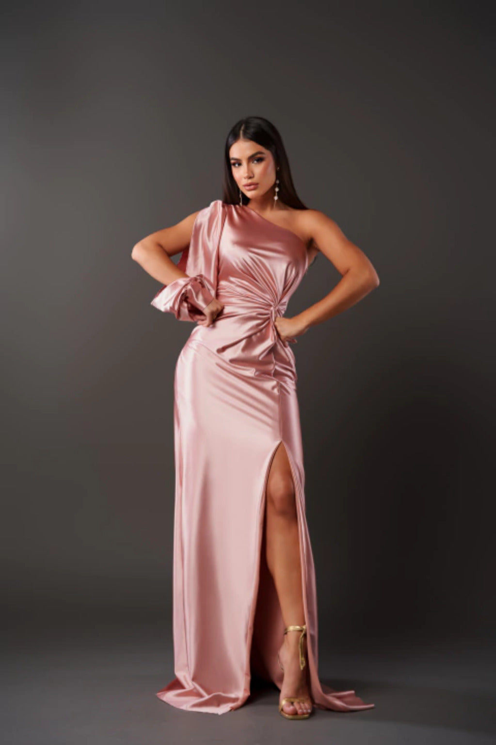 Robe longue Fifi pour femme, couleur rose satinée, avec une coupe asymétrique à une épaule et un drapé élégant. La robe est dotée d&
