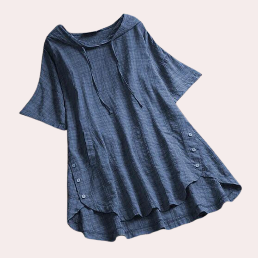 Tunique Frida pour femme, légère et confortable, coupe ample à manches courtes, coloris bleu avec détails boutonnés et tissu texturé, idéale pour un look décontracté et élégant.