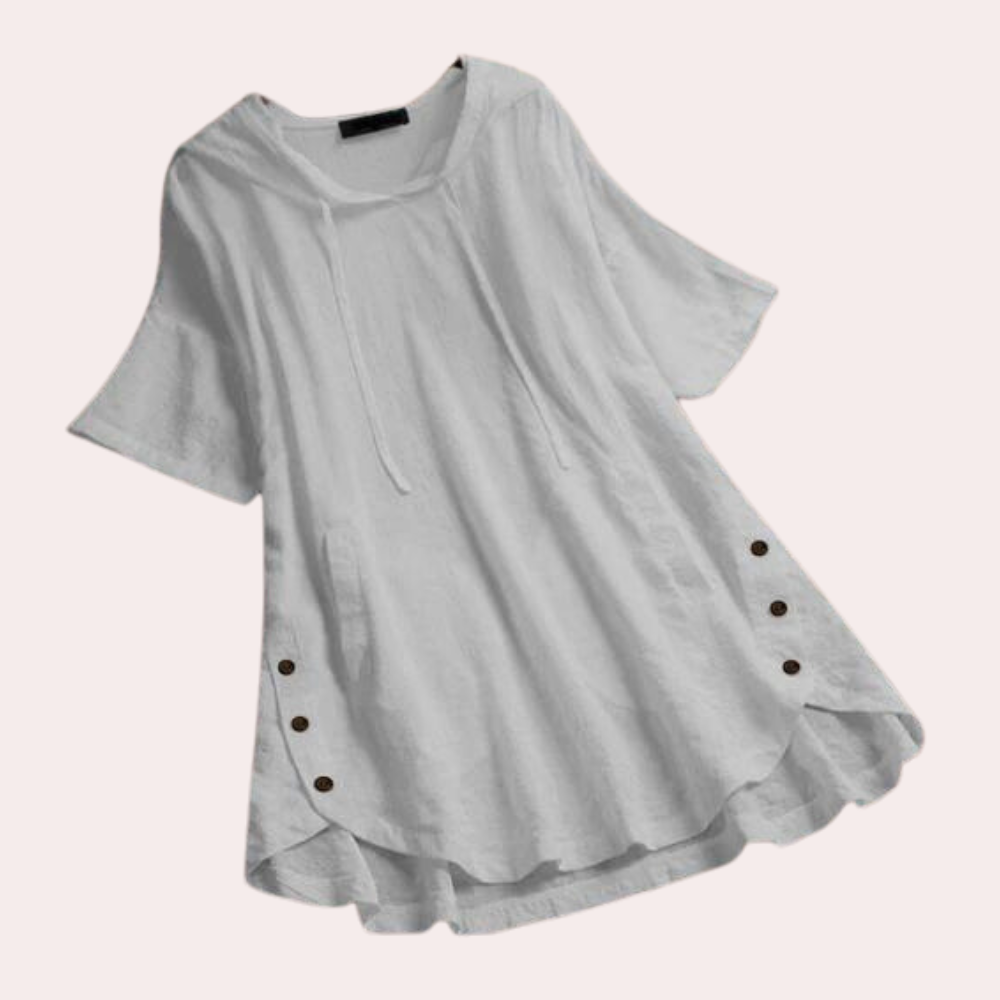 Tunique Frida pour femme, légère et confortable, coupe ample à manches courtes, coloris blanc avec détails boutonnés et tissu texturé, parfaite pour un look décontracté et élégant.