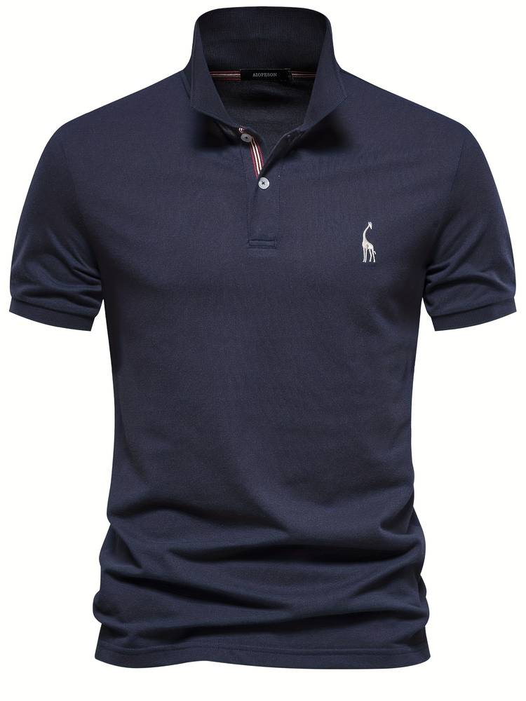 Ce polo slim pour homme, de couleur bleu marine, combine élégance et confort. Avec son col stylisé et ses boutons, ainsi que l'adorable logo de girafe brodé sur la poitrine, il offre un look moderne et raffiné. Parfait pour un style décontracté mais sophistiqué, ce polo est idéal pour toutes les occasions.