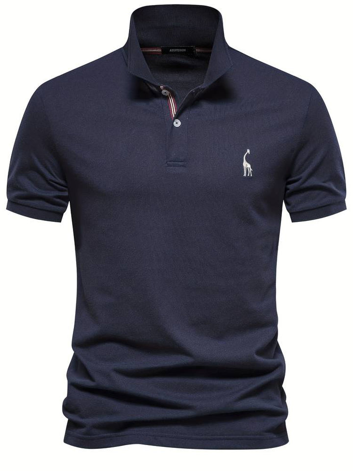 Ce polo slim pour homme, de couleur bleu marine, combine élégance et confort. Avec son col stylisé et ses boutons, ainsi que l&