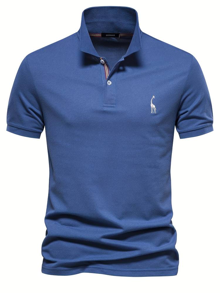 Ce polo slim pour homme, de couleur bleu, présente un design élégant avec un col stylisé et un logo de girafe brodé sur la poitrine. Le col à rayures et les boutons ajoutent une touche moderne et sophistiquée, tandis que la coupe ajustée garantit un look contemporain et confortable. Parfait pour un style à la fois décontracté et raffiné.