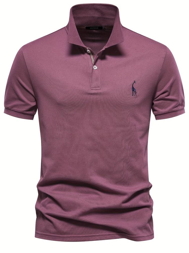 Ce polo slim pour homme, de couleur bordeaux, allie confort et élégance. Le col avec des détails contrastés et le logo de girafe brodé sur la poitrine apportent une touche moderne et raffinée. Sa coupe ajustée en fait un choix parfait pour un look décontracté mais soigné, adapté à toutes les occasions.