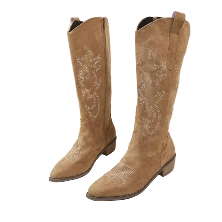 Bottes western en suédine camel, tige haute avec surpiqûres décoratives, bout légèrement pointu et talon bas, présentées en paire.