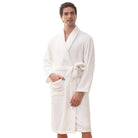 Peignoir homme Gérard doux et chaleureux, modèle blanc avec ceinture et poches, offrant un confort optimal pour la maison.