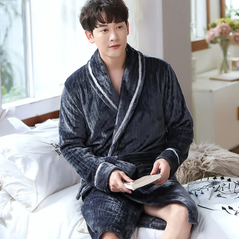 Peignoir homme Gérard doux &amp; chaleureux, en velours gris anthracite, confortable et élégant, parfait pour se détendre à la maison.