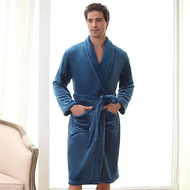 Peignoir homme Gérard doux et chaleureux, modèle bleu avec ceinture et poches, offrant un confort exceptionnel pour la maison et les moments de détente.