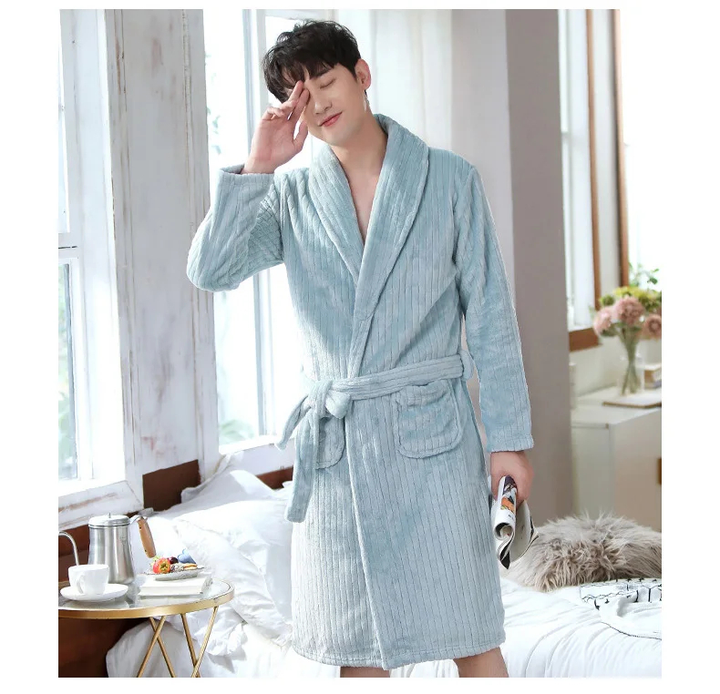 Peignoir homme Gérard doux et chaleureux, modèle court en tissu moelleux bleu clair, avec ceinture et poches, parfait pour un confort quotidien à la maison.