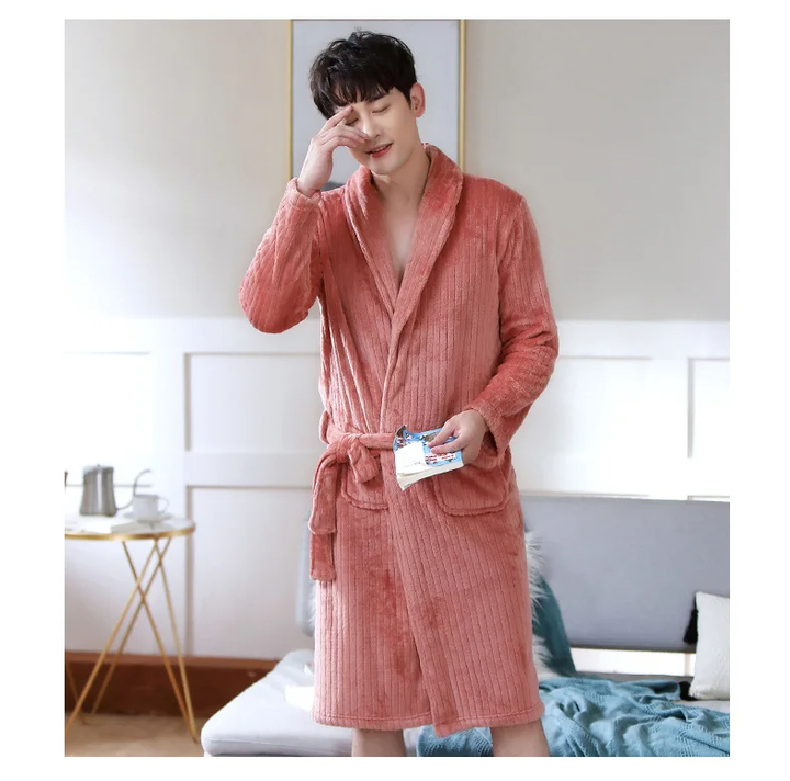 Peignoir homme Gérard doux et chaleureux, modèle court en tissu moelleux couleur saumon, avec ceinture et poches, idéal pour le confort quotidien à la maison.