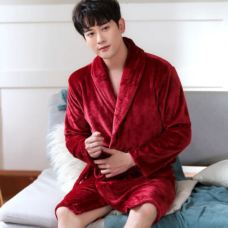 Peignoir homme Gérard doux et chaleureux en velours rouge, modèle court avec ceinture, offrant confort et élégance pour les moments de détente à la maison.