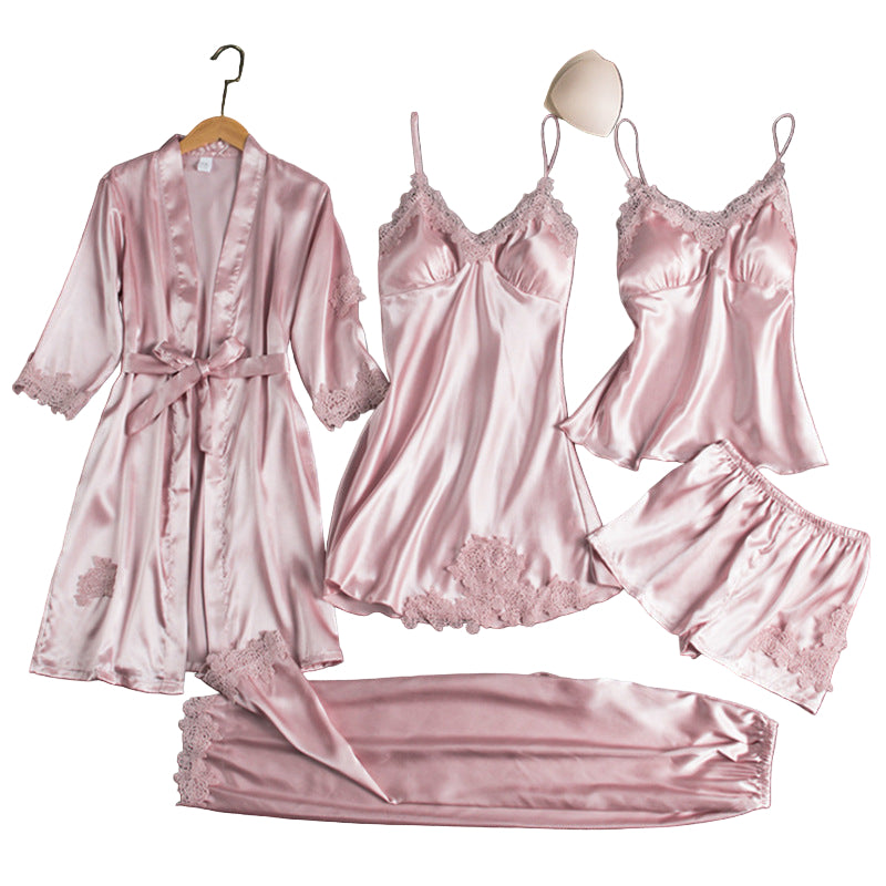 Ensemble de lingerie et nuisette en satin rose, comprenant une robe, un peignoir, un débardeur, un short et un bandeau, tous ornés de délicates broderies en dentelle. Un ensemble élégant et agréable, idéal pour des moments de détente raffinée.