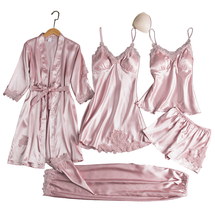 Ensemble de lingerie et nuisette en satin rose, comprenant une robe, un peignoir, un débardeur, un short et un bandeau, tous ornés de délicates broderies en dentelle. Un ensemble élégant et agréable, idéal pour des moments de détente raffinée.
