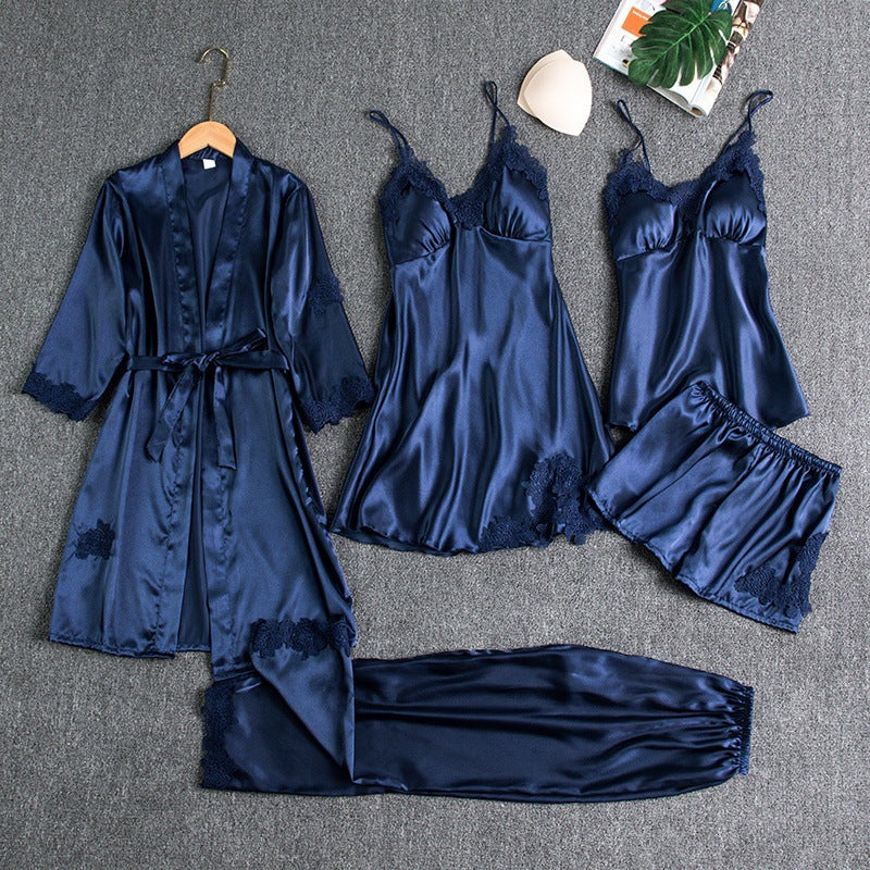 Ensemble de lingerie en satin bleu marine, comprenant un peignoir, une nuisette, un débardeur, un short et un bandeau, tous décorés de broderies en dentelle délicate. Un ensemble élégant et agréable pour des moments de confort et de raffinement.