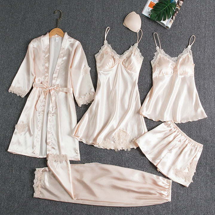 Ensemble en satin beige pour femme comprenant un peignoir, une nuisette, un débardeur, un short et un pantalon. Chaque pièce est délicatement ornée de dentelle, offrant un confort raffiné et une élégance intemporelle.