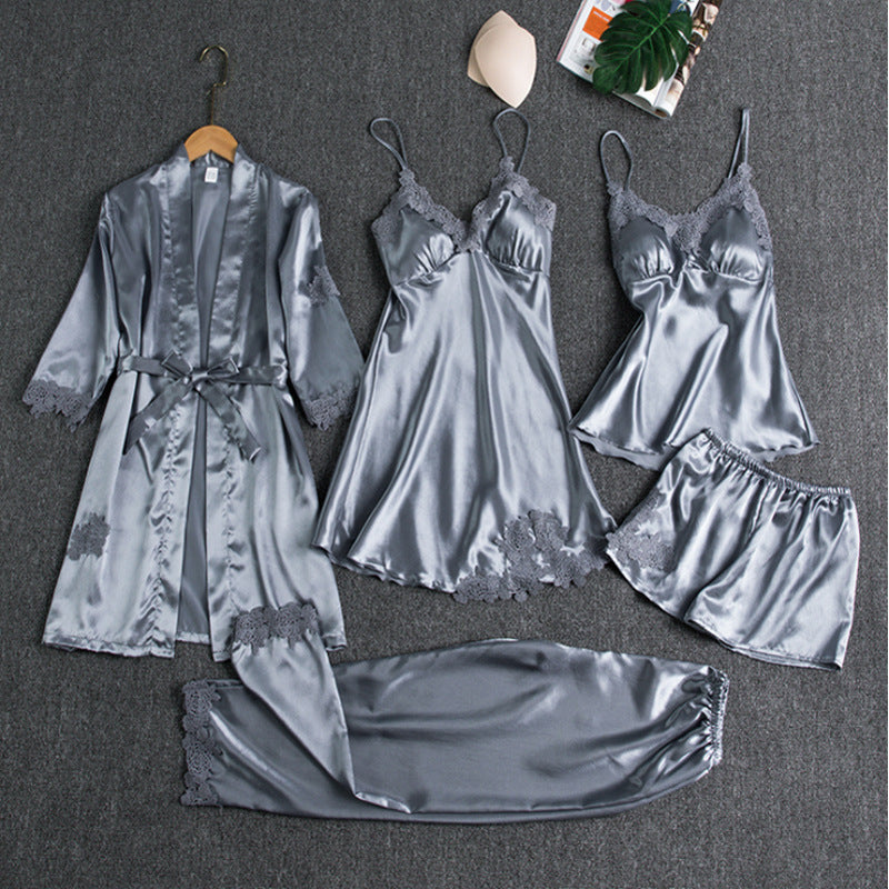Ensemble en satin gris pour femme comprenant un peignoir, une nuisette, un débardeur, un short et un pantalon, tous ornés de délicates dentelles pour une touche d&