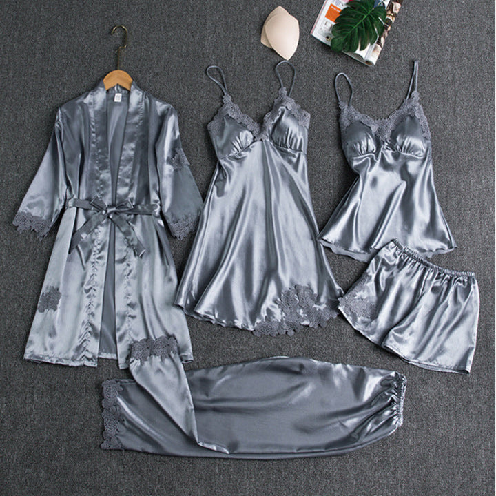 Ensemble en satin gris pour femme comprenant un peignoir, une nuisette, un débardeur, un short et un pantalon, tous ornés de délicates dentelles pour une touche d&