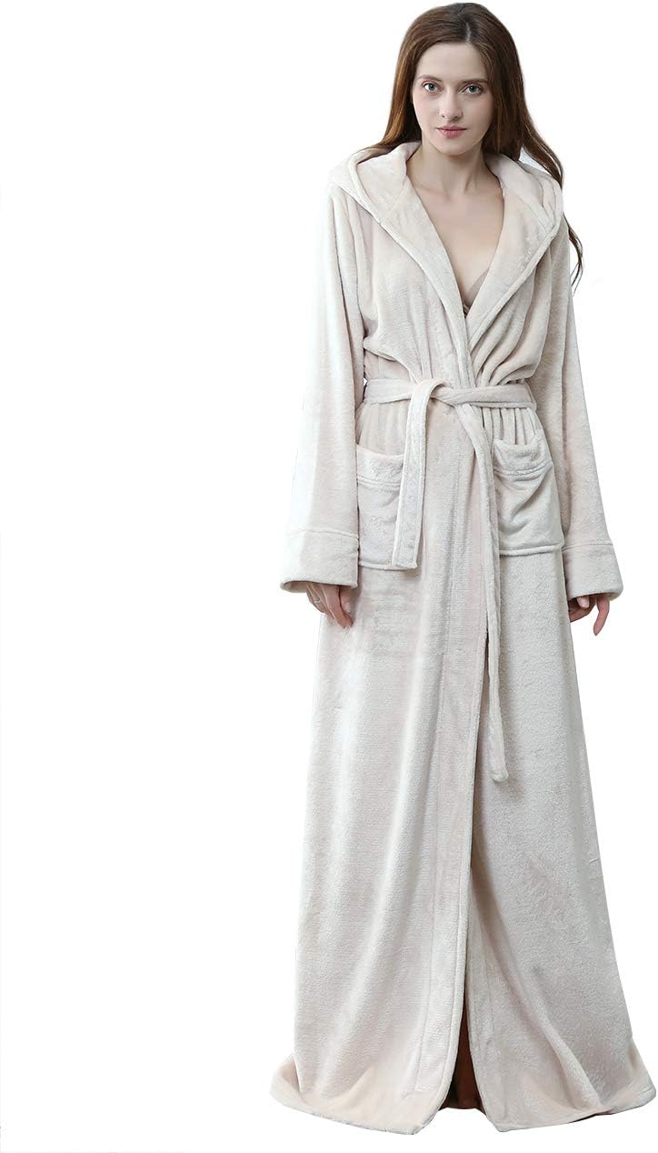 Femme portant un peignoir à capuche beige, en tissu doux, avec une ceinture et des poches. Le peignoir long et confortable est parfait pour se détendre à la maison tout en restant élégante.
