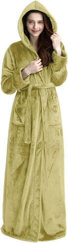 Femme portant un peignoir à capuche vert, en tissu doux et confortable, avec des poches et une ceinture. Ce peignoir long est idéal pour se détendre et se réchauffer en toute élégance.