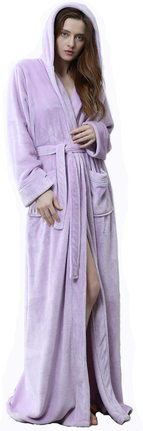 Femme portant un peignoir à capuche en velours lavande, long avec des poches et une ceinture, offrant confort et douceur.