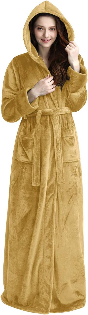 Femme portant un peignoir à capuche en velours doré, avec ceinture et poches, offrant un confort optimal et une chaleur douce.