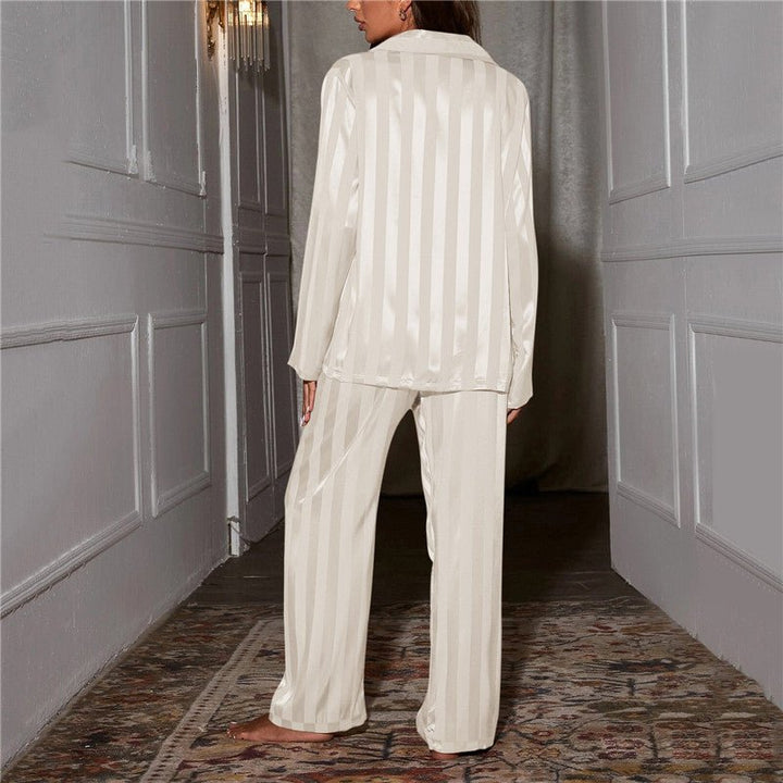 Vue de dos du pyjama femme Garance blanc satiné à rayures ton sur ton, chemise ample manches longues et pantalon fluide assorti, matière douce et confortable, porté en intérieur.