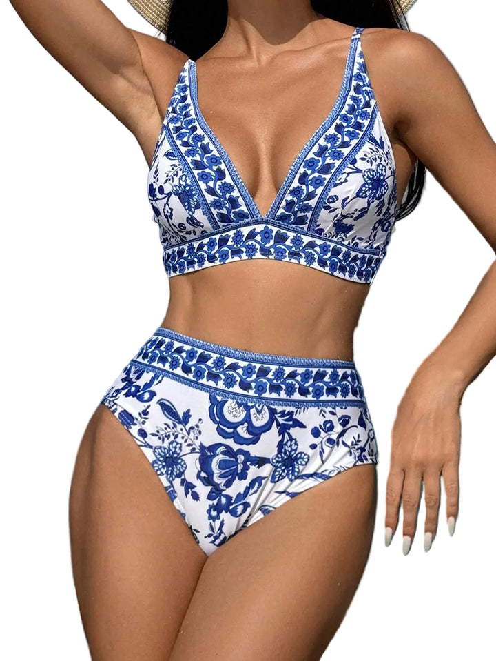 Ce bikini à imprimé floral bleu et blanc, avec un haut à bretelles fines et un bas taille haute, est parfait pour les journées ensoleillées à la plage. Son design élégant met en valeur la silhouette tout en offrant confort et style.