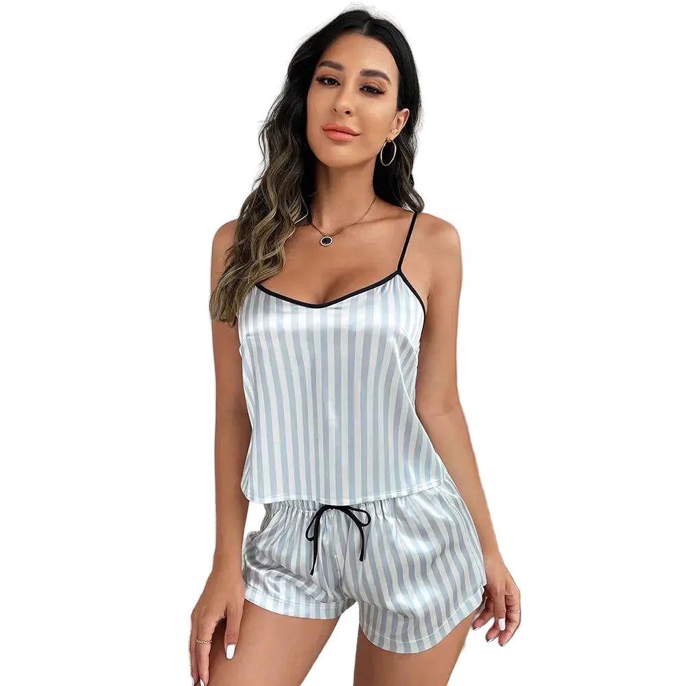 Modèle portant l’ensemble nuit femme Géraldine en satin rayé blanc et gris, débardeur à fines bretelles avec liseré noir et short assorti à taille élastique avec cordon, style élégant et confortable sur fond blanc.