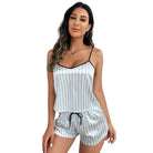 Modèle portant l’ensemble nuit femme Géraldine en satin rayé blanc et gris, débardeur à fines bretelles avec liseré noir et short assorti à taille élastique avec cordon, style élégant et confortable sur fond blanc.