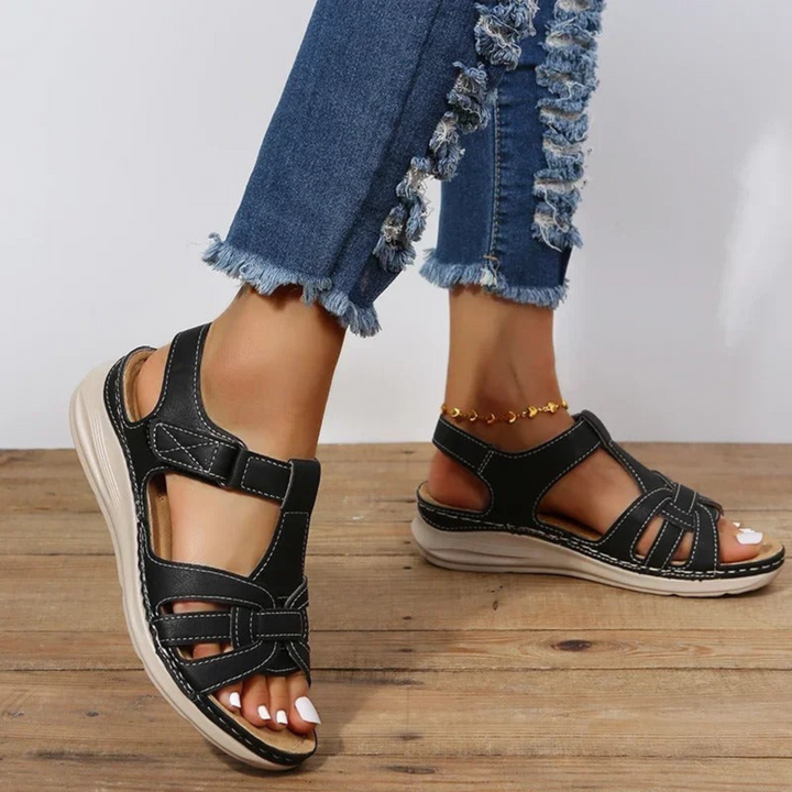 Avec leur design moderne, leurs sangles ajustables et leur semelle ergonomique, elles offrent à la fois un maintien optimal et un style décontracté.