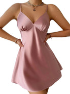 Nuisette courte en satin rose poudré avec fines bretelles réglables et décolleté en V. Tissu soyeux et coupe fluide pour un look féminin et raffiné, parfait pour les nuits tout en douceur.