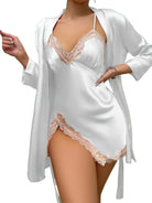 composé d’un peignoir satiné blanc et d’une nuisette assortie ornée de dentelle beige. Le tissu soyeux et la coupe raffinée soulignent le confort et l’élégance du modèle.