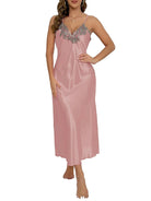 Femme portant la nuisette longue satinée rose de l’ensemble Héloïse, ornée de broderies florales grises au niveau du décolleté. Lingerie élégante et agréable à porter, parfaite pour les soirées cocooning ou les instants de détente raffinés à la maison.