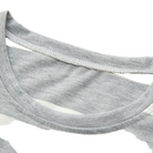 Gros plan sur l’encolure du t-shirt du pyjama homme Henri, montrant une finition soignée en tissu gris doux à rayures, offrant confort et légèreté pour la nuit.