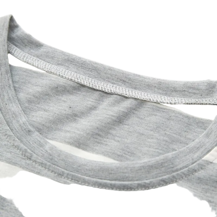 Gros plan sur l’encolure du t-shirt du pyjama homme Henri, montrant une finition soignée en tissu gris doux à rayures, offrant confort et légèreté pour la nuit.